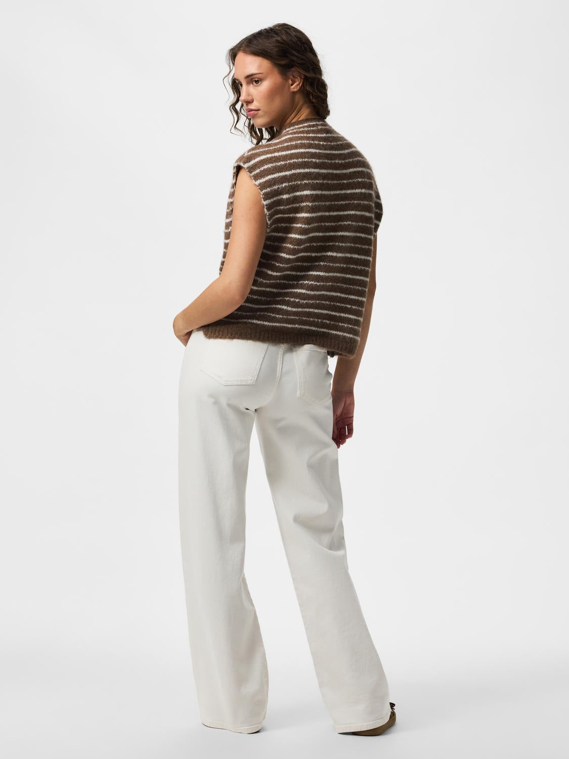 model_shot-back